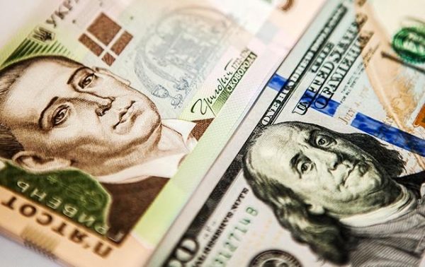 
Курс доллара на межбанке вырос до 28,17 грн/доллар 