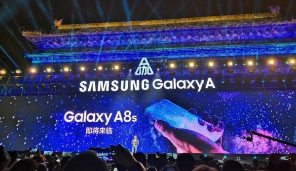 Galaxy A8s – совершенно безрамочный смартфон с точечным вырезом под камеру
