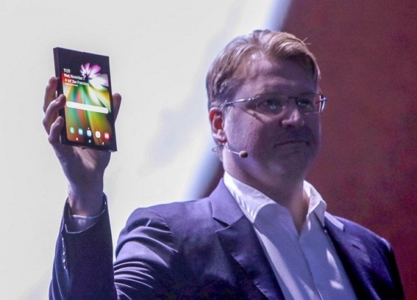 Samsung показала рабочий прототип своего первого смартфона с гибким дисплеем