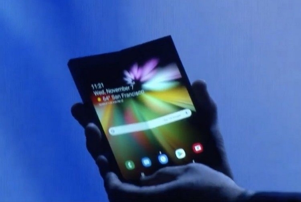 Samsung показала рабочий прототип своего первого смартфона с гибким дисплеем