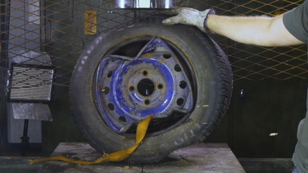 Проверка на крепкость легкосплавных и стальных колес гидравлическим прессом (видео)