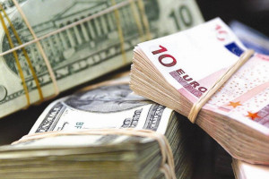 Доллар и евро в Украине стремительно растут в цене